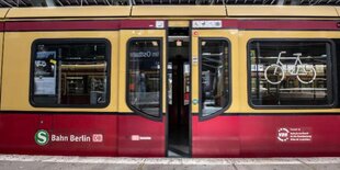 Die Tür einer S-Bahn am Ostbahnhof öffnet sich nach der Ankunft am Gleis