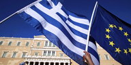 Eine griechische und eine EU-Fahne vor dem griechischen Parlament
