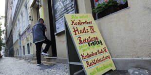 Hinweisschild auf eine Hartz-IV-Betratung in Berlin -NeuköllnBeratungssc