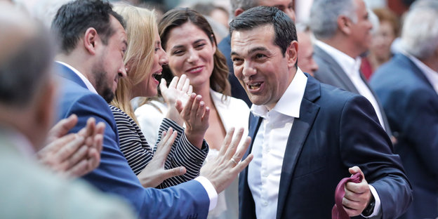 Griechenlands Ministerpräsident Alexis Tsipras lacht mit Anhängern