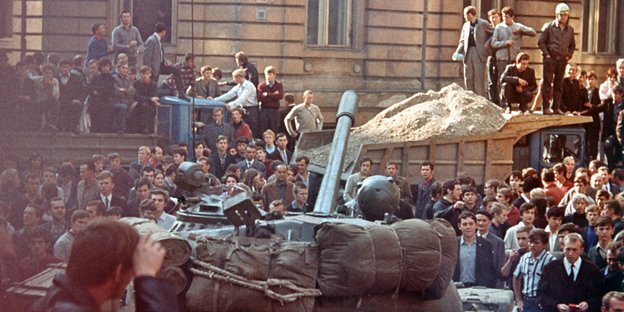 Archivbild vom 21.08.1968: Die Prager Bevölkerung umringt am ersten Tag der Besetzung die einrollenden sowjetischen Militärfahrzeuge.