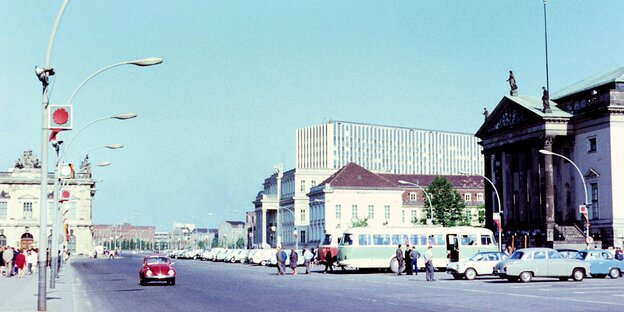 Farbfoto aus dem Jahr 1968: Straßenansicht Unter den Linden