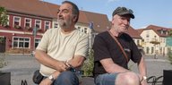 Hans-Joachim Schiemenz und Volker Rennert sitzen nebeneinander