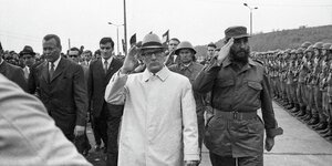 Kubas ehemaliger Regierungschef Fidel Castro trifft 1972 den damaligen Staatsratsvorsitzenden der DDR Erich Honecker