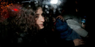 Deutsche Journalistin Mesale Tolu nach ihrer Entlassung aus einer Polizeistation im Auto