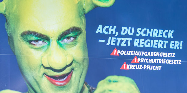 Wahlplakat der bayrischen SPD im Mai 2018. Es zeigt Markus Söder als Shrek als "Ach, du Schreck - jetzt regiert er".