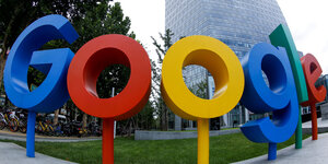 Google-Logo vor einem Gebäude