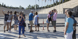 Touristen fotografieren sich in Griechenland