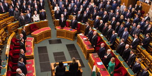 Sehr viele Männer und einige Frauen werden als Minister im neuen Kabinett von Ungarn nach der Parlamentswahl im April vereidigt