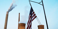 Eine Flagge der USA hängt vor einem Kohlekraftwerk