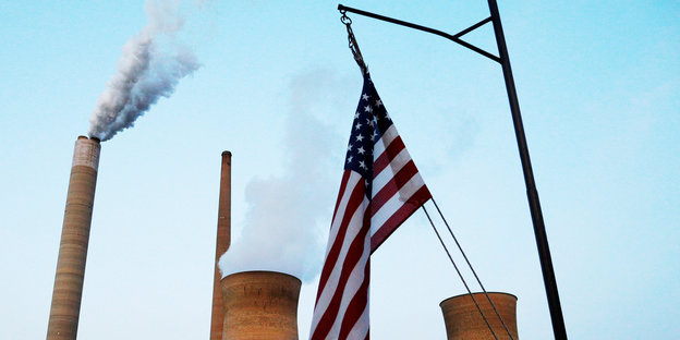 Eine Flagge der USA hängt vor einem Kohlekraftwerk