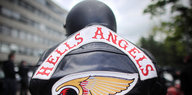 Zu sehen ist der Rücken einer Kutte eines Mitglieds der Rockergruppe Hells Angels