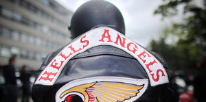 Zu sehen ist der Rücken einer Kutte eines Mitglieds der Rockergruppe Hells Angels