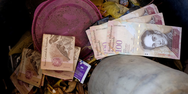 In Venezuela liegen 100-Bolivar-Scheine in einer Mülltonne
