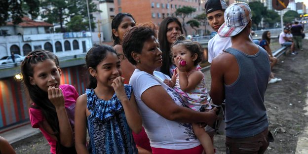 Mutter mit Kindern in Venezuela