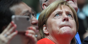 Merkel schaut angestrengt nach oben