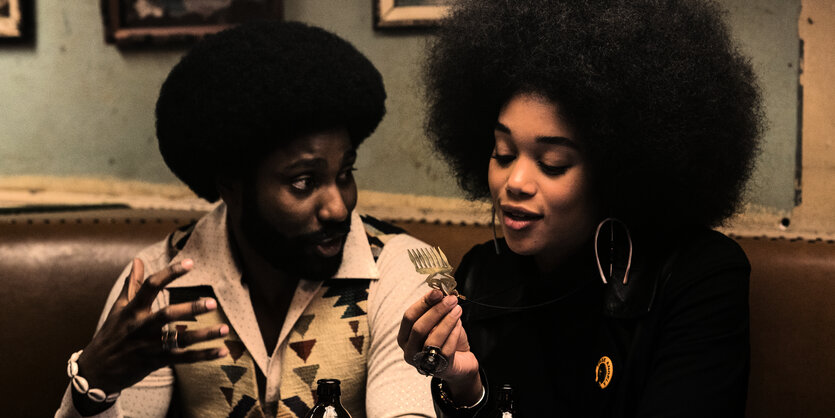 Still aus „BlacKkKlansman“: die Schauspieler John David Washington und Laura Harrier