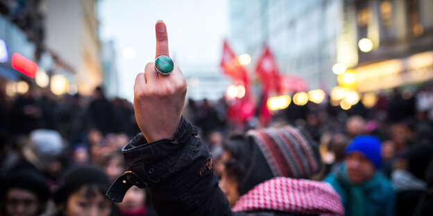 Mittelfinger gegen AfD Aufmarsch