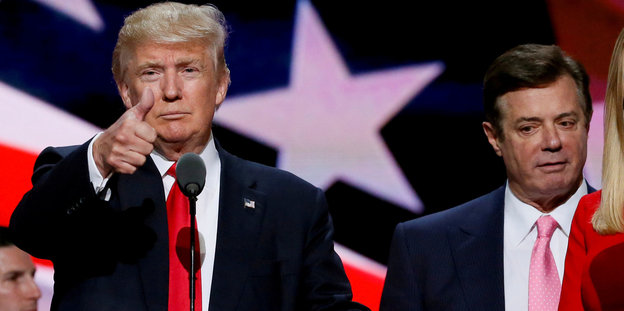 Donald Trump und Paul Manafort stehen auf einer Bühne