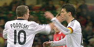 2009: Der Fußballspieler Lukas Podolski gibt Michael Ballack eine Ohrfeige