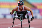 Eine Rollstuhlfahrerin beim 5000-Meter-Rennen