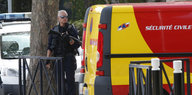 Ein französischer Polizist patroulliert an der Stelle der Messerattacke in Trappes nahe Paris