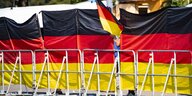 Eine Absperrung einer Veranstaltung ist von Deutschland-Fahnen gesäumt