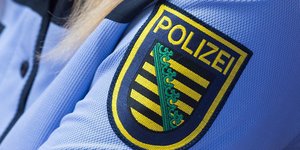 Das sächsische Wappen an der Uniform einer Polizistin