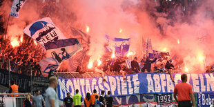 Hertha-Fans mit Pyros