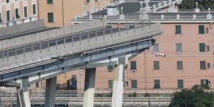 19.08.2018, Italien, Genua: Ein Blick auf die eingestürzte Morandi Autobahnbrücke. 43 Menschen kamen nach aktuellen Angaben bei dem Unglück am 14.08.2018 ums Leben.