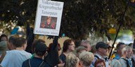 Demonstranten mit "Merkel muss weg"-Transparent