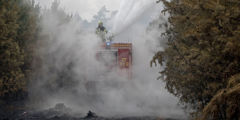 Ein Feuerwehrmann auf einem Einsatzfahrzeug