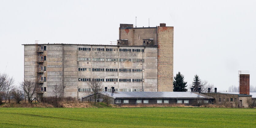 Ein sechsstöckiges Gebäude hinter einem Feld