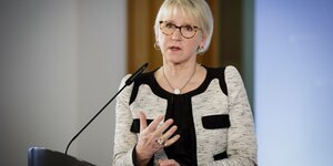 Die schwedische Außenministerin Margot Wallström spricht an einem Podium