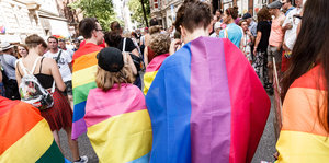 Menschen in Regenbogenflaggen gehüllt