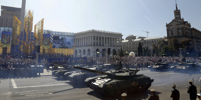 24.08.2018, Ukraine, Kiew: Panzer fahren während einer Militärparade anlässlich des Unhabhängigkeitstages auf der Chreschtschatyk-Straße in Kiew entlang.