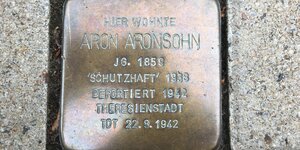 Stolperstein für Aron Aronsohn vor seinem früheren Haus