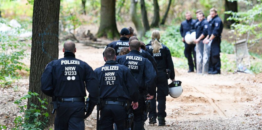 Polizei im Wald