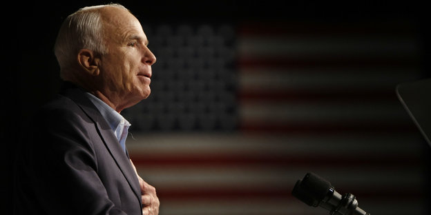 Der damalige republikanische Präsidentschaftskandidat John McCain spricht bei einer Wahlkampfveranstaltung.