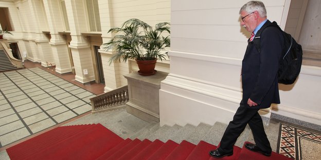 Sarrazin läuft über roten Teppich im Abgeordnetenhaus