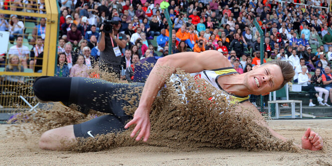 Der Weitspringer Markus Rehm landet im Sand