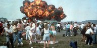 Archivbild: Bei Flugschau-Katastrophe von Ramstein stürzt ein Flugzeug als Feuerball in die Zuschauermenge