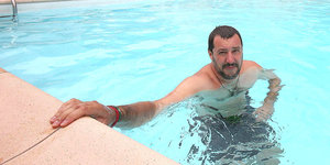 Salvini in einem Swimmingpool