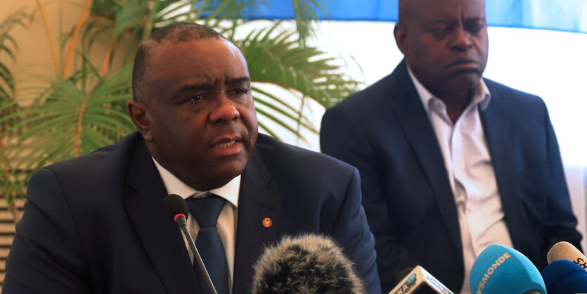 Jean-Pierre Bemba vor Mikrofonen