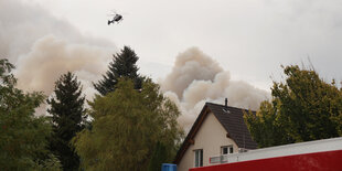 Rauchwolken über Einfamilienhaus