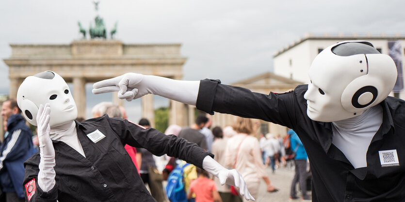 Zwei Roboterdarsteller duellieren sich spielerisch