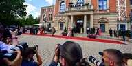 Eingangsportal des Bayreuther Festspielhauses - im Vordergrund Fotografen, die ihre Kameras auf den Eingang gerichtet haben
