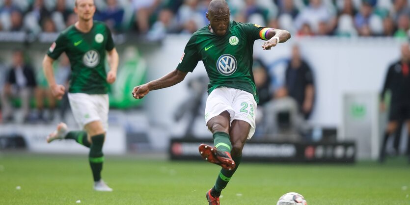 Joshua Guilavogui tritt gegen einen Ball