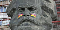 Karl Marx-Büste in Chemnitz mit Deutschland-Farbe auf den Wangen