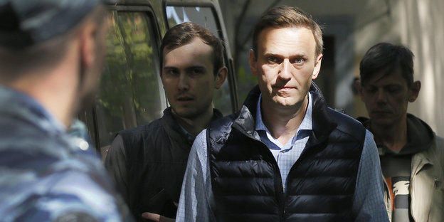 Der Kreml-Kritiker Alexej Nawalny, umgeben von anderen Männern